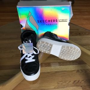 Kids sz5, Skechers street, black, elevated